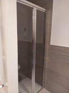uma cabina de duche em vidro na casa de banho em Sweetly Home in Florence em Florença