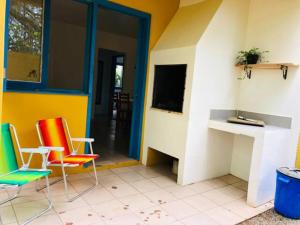 TV a/nebo společenská místnost v ubytování Morada Bromélias praia da Ferrugem