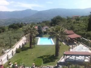- une vue aérienne sur une maison avec une piscine dans l'établissement Agriturismo Borgo Nuovo Sant'Agata dei Goti, à Migliara
