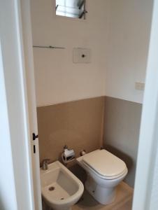 ein kleines Bad mit WC und Waschbecken in der Unterkunft Departamento Zona Puerto De Olivos in Olivos