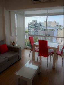 オリボスにあるDepartamento Zona Puerto De Olivosのリビングルーム(ソファ、テーブル、椅子付)