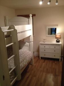 Poschodová posteľ alebo postele v izbe v ubytovaní Masonic House, Alston