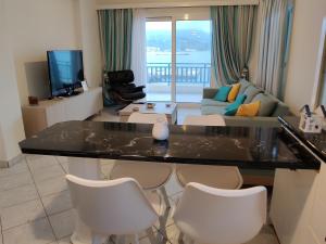 un soggiorno con un grande tavolo e sedie di Sea view a Karpathos