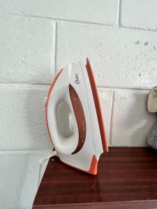 ein weißes und orangefarbenes Telefon auf einem Regal in der Unterkunft Casa en Copiapó + Estacionamiento in Copiapó