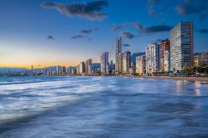 ベニドルムにあるOne bedroom Flat with shared pool in Acuarium IIのビーチから夕日を眺めることができます。