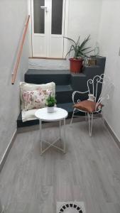 メリダにあるCastella Aquae II Amplio loft para dosのテーブルと椅子、階段が備わる客室です。