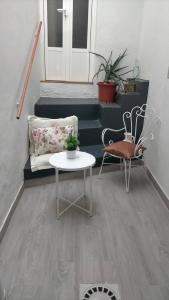 a room with a table and chairs and stairs at Castella Aquae II Amplio loft para dos in Mérida