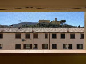 un edificio con un castillo en la cima de una colina en When in Alberese, en Alberese