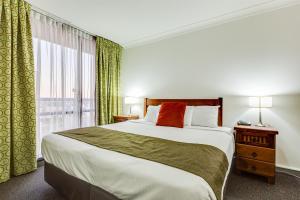 Un dormitorio con una cama grande y una ventana grande. en Hillcrest Apartment Hotel (formerly Central Hillcrest Apartments), en Brisbane 34 fotos más