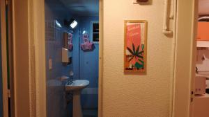 Habitación con baño con aseo y lavabo. en Corazón Malbec en Mendoza