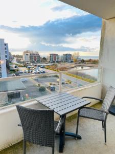 un tavolo e sedie su un balcone con vista sulla città di Wasserblick, in 3 Min am Strand a Heiligenhafen