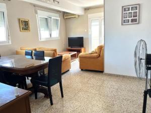 ein Wohnzimmer mit einem Tisch und einem Sofa in der Unterkunft stylish apartment 308 in Almería