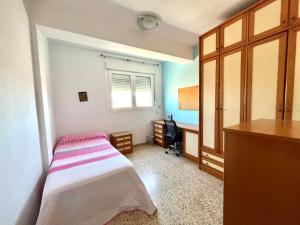 ein Schlafzimmer mit einem Bett und einem Schreibtisch. in der Unterkunft stylish apartment 308 in Almería