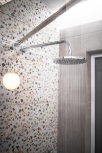 Artistic Getaway Home - Super Central的一间浴室