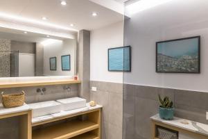 Artistic Getaway Home - Super Central的一间浴室