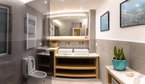 Artistic Getaway Home - Super Central的一间浴室
