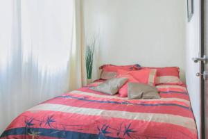 łóżko w pokoju z czerwonym i niebieskim kocem w obiekcie Apartment Erste w Belgradzie