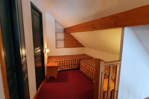 mały pokój z łóżkiem i klatką schodową w obiekcie Valloire-Appt 3*-8 pers-Piscine-Rés. le Galibier w mieście Valloire +2 zdjęcia