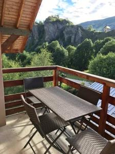 un tavolo e sedie su un balcone con vista di Valloire-Appt 3*-8 pers-Piscine-Rés. le Galibier a Valloire