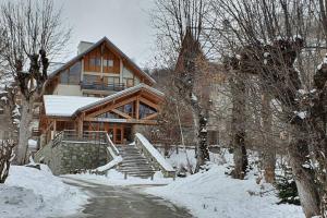 dom w śniegu ze schodami przed nim w obiekcie Valloire-Appt 3*-8 pers-Piscine-Rés. le Galibier w mieście Valloire