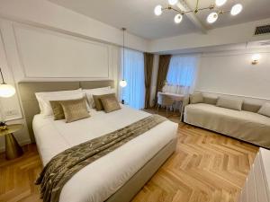 una camera con un grande letto e un divano di Bellagio Luxury Suites Apartments a Bellagio