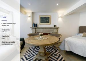 - une chambre avec un lit et une table dans l'établissement Loft Lomas de Chapultepec, à Mexico