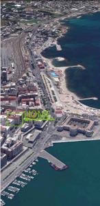 eine Luftansicht einer Stadt mit Hafen in der Unterkunft Appartamenti Doria in Civitavecchia