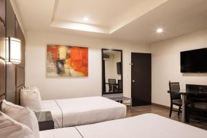 Postel nebo postele na pokoji v ubytování Hotel Astor Tijuana