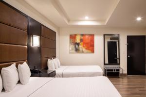 Postel nebo postele na pokoji v ubytování Hotel Astor Tijuana