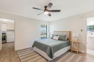 um quarto com uma cama e uma ventoinha de tecto em Updated & centrally located 3 Bed em Lafayette