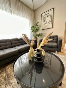 una sala de estar con una mesa de cristal con dos estatuas de ciervo. en Stay'Inn - La Merveille de Gauthier, en Casablanca
