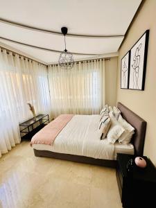 1 dormitorio con cama y lámpara de araña en Stay'Inn - La Merveille de Gauthier, en Casablanca