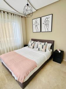1 dormitorio con 1 cama grande con manta rosa en Stay'Inn - La Merveille de Gauthier, en Casablanca