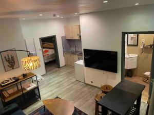 TV a/nebo společenská místnost v ubytování Appartement hyper centre 1