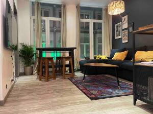 ein Wohnzimmer mit Sofa und Tisch in der Unterkunft Appartement hyper centre 1 in Huy