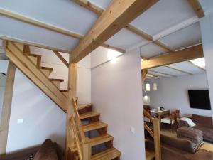 Una escalera que conduce a la sala de estar y al comedor en Baltic Rafa, en Niechorze