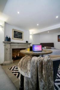 a bedroom with a bed and a laptop on a table at Loft Lomas de Chapultepec in Mexico City