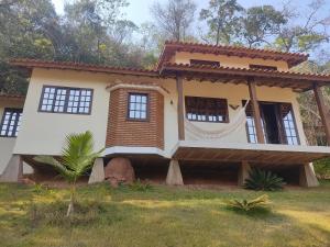 a house in the middle of a field at Chácara Recanto da Mata in Cunha