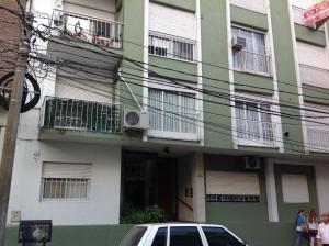 un edificio con un coche aparcado delante de él en Departamento Olivos-zona puerto in 
