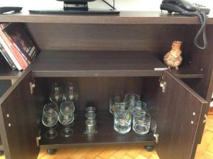 une armoire avec plusieurs verres dans l'établissement Departamento Olivos-zona puerto, à Olivos