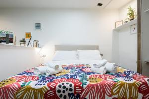ナポリにあるLoft by B&B Universitàのベッドルーム1室(ベッド1台、動物2匹の詰め物付)