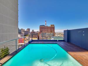 une piscine sur le toit d'un bâtiment dans l'établissement Central, Views, Fast Wi-fi, Reduced Rates, Parking, au Cap