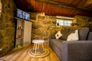 a living room with a couch and a table at A Casiña dos Canastros in Barcia