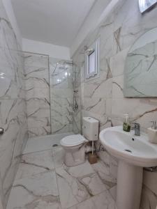 Gems's Apartment - Luxury 3 bedroom penthouse with Pool tesisinde bir banyo
