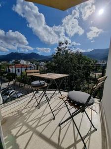 Gems's Apartment - Luxury 3 bedroom penthouse with Pool tesisinde bir balkon veya teras