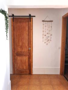 pasillo con puerta de madera y lámpara de araña en RELAX & POOL NEXT TO THE BEACH APT, en Puerto del Carmen 10 fotos más