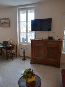 TV a/nebo společenská místnost v ubytování La Belle de Fouras en Charente Maritime