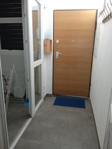 una puerta que conduce a un pasillo con alfombras azules en RiverSide, en Barakaldo