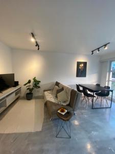 sala de estar con sofá y mesa en Lifestyle Carioca Pontal Recreio, en Río de Janeiro