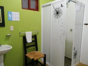 een badkamer met een douche, een toilet en een wastafel bij Cabañas Sierra Gorda in Jalpan
